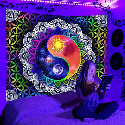 Tapisserie Fluorescente - Décoration Lumineuse - Motif Méditation Indienne - Variante